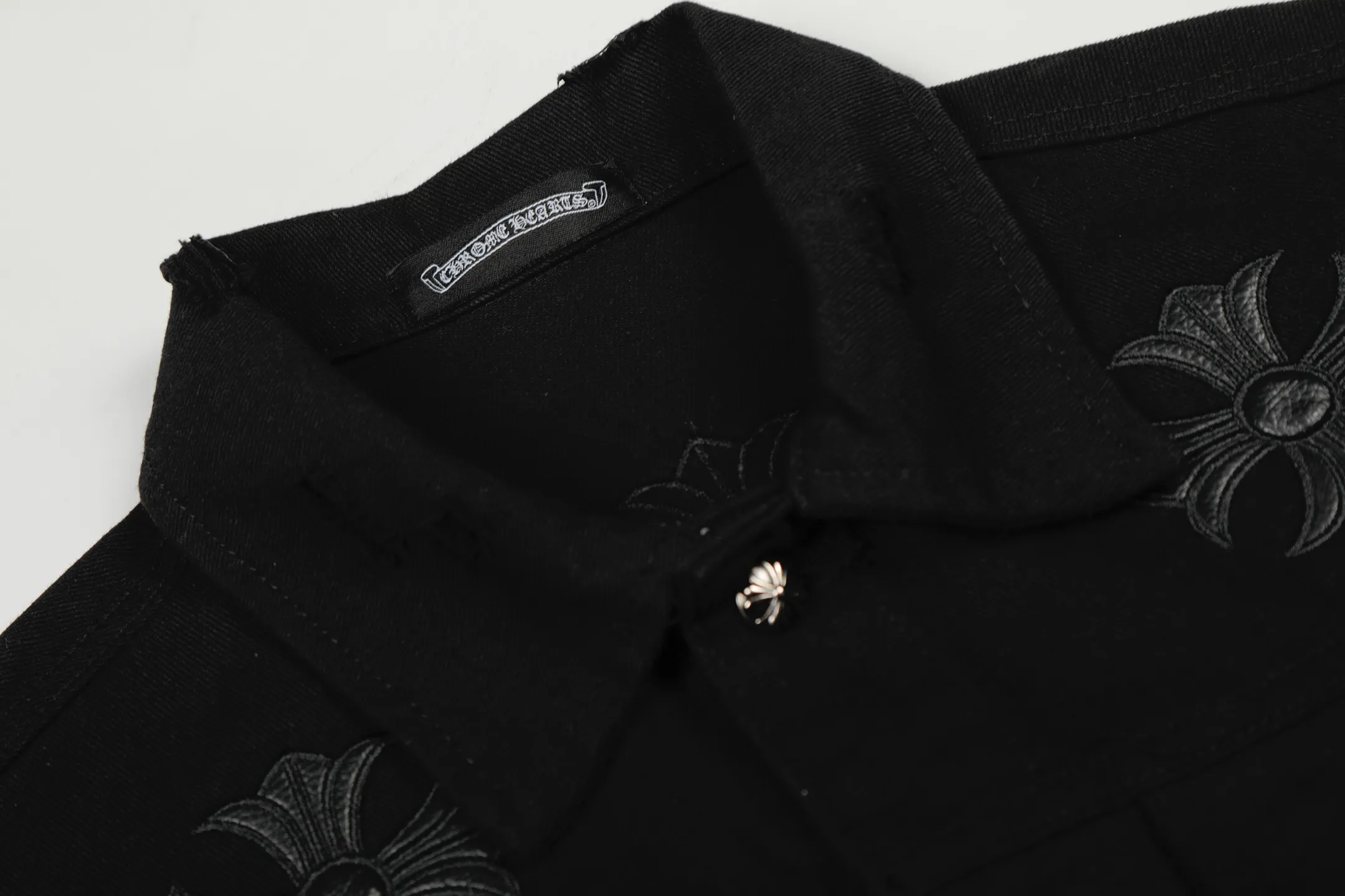 P270 💰 Chrome Hearts Chrome Hearts Cross-Patch Leather Embroidered Shirt Denim Jacket OS version can be worn by both men and women! The fabric is made of twill gauze cotton fabric! The texture is clear and smooth, not easy to wrinkle or fade! The embroidery process is complex and repetitive. There are more than 20 leather labels. It takes 6 repeated embroidery steps to complete the back body. The requirements for the embroidery machine are very strict, and the distance is 45 cm! It won’t work if the spacing is too big, and it won’t work if it’s too small! We make clothes with care, and every detail must be restored one to one! The hardware is all carved and cast, and they are all genuine from the original factory! This piece of clothing consumes a lot of material, with more than 3 meters of material used for one piece of clothing! After the garment is made, it needs to be fixed at high temperature, washed at a water temperature of more than 70 degrees, and softened by adding softener to make the upper body softer and smoother! There is a flap on the sleeve that can be stored into short sleeves! Make it fit that understanding Color: Black White Size: S-M-L-XL